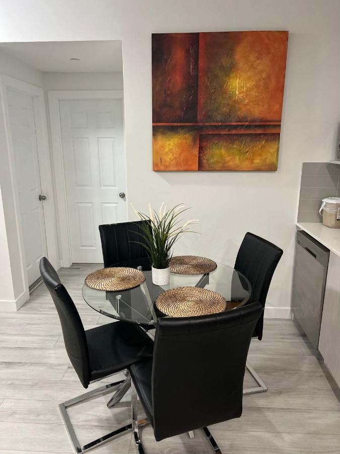 Beautiful 2 Bedroom Home Away From Home YYC Exterior foto
